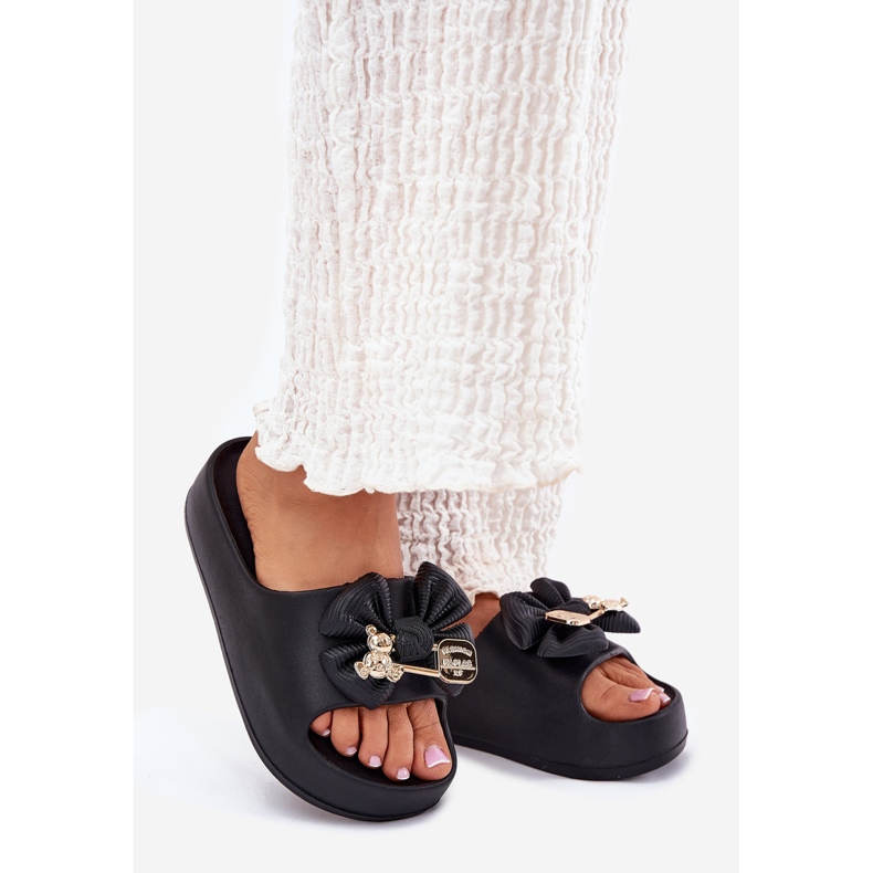 Papuci de spumă pentru femei pe platformă cu un arc și o broșă neagră negru 1 Papuci de spumă pentru femei pe platformă cu un arc și o broșă neagră negru 1
