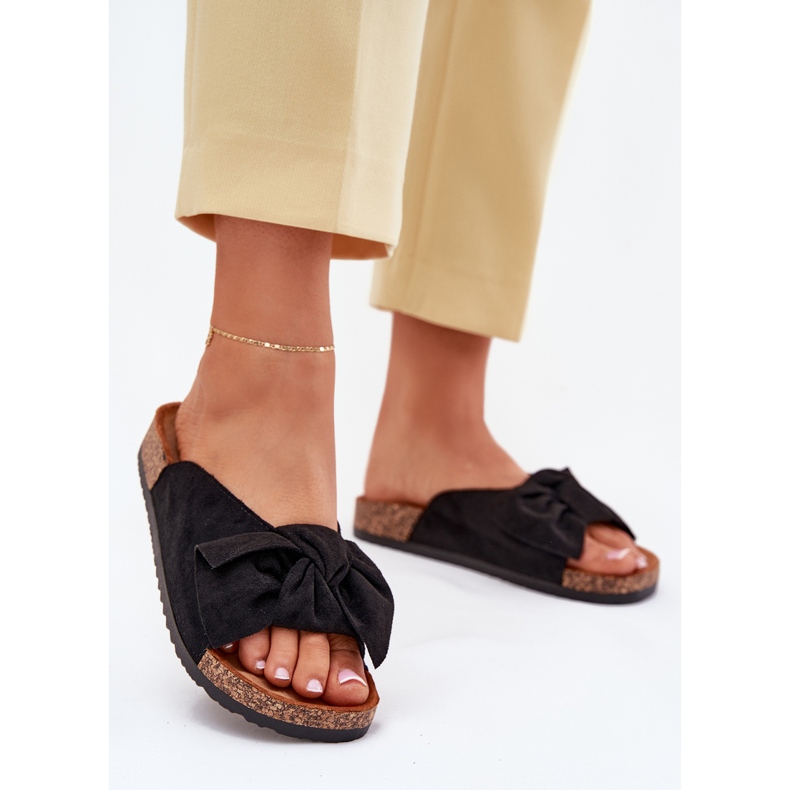 Papuci pentru femei pe o talpă din plută cu un arc negru 2