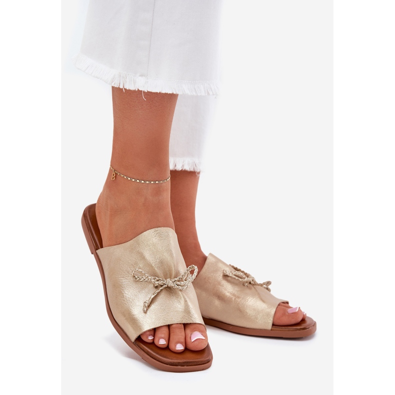 EVento Flip -flop -uri pentru femei cu lac plat cu o legătură decorativă din aur de aur 1 EVento Flip -flop -uri pentru femei cu lac plat cu o legătură decorativă din aur de aur 1