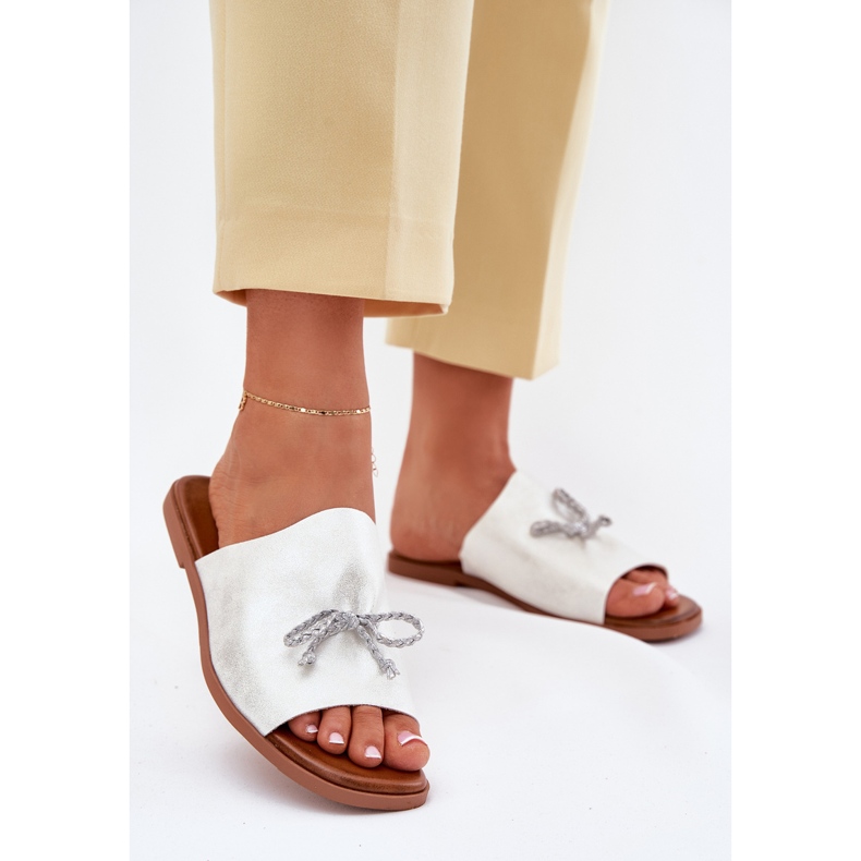 EVento Flip -flop -uri pentru femei cu lac plat, cu o legătură decorativă argintii 2 EVento Flip -flop -uri pentru femei cu lac plat, cu o legătură decorativă argintii 2