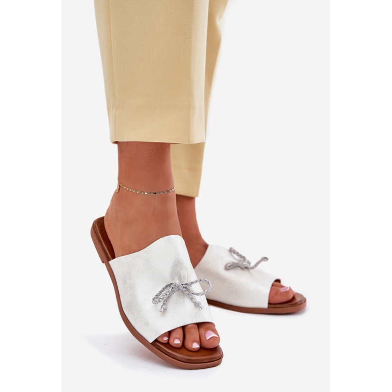 EVento Flip -flop -uri pentru femei cu lac plat, cu o legătură decorativă argintii 1 EVento Flip -flop -uri pentru femei cu lac plat, cu o legătură decorativă argintii 1