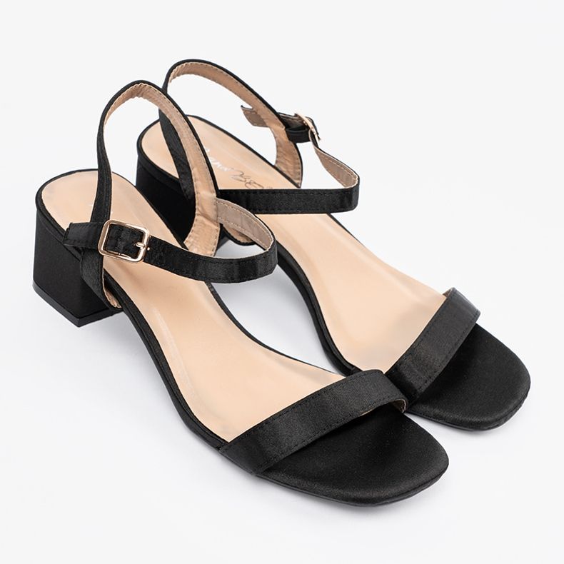 Shelvt Sandale negre pe stâlp negru 1