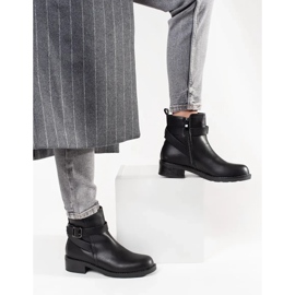 Cizme negre cu degetele joase decorate cu benzi negru 1 Cizme negre cu degetele joase decorate cu benzi negru 1