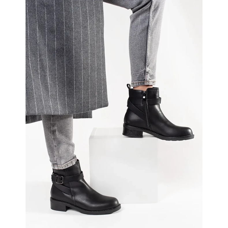 Cizme negre cu degetele joase decorate cu benzi negru 1 Cizme negre cu degetele joase decorate cu benzi negru 1