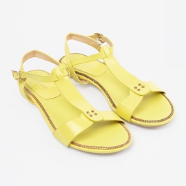 Sandale galbene pe o talpă plată 2 Sandale galbene pe o talpă plată 2
