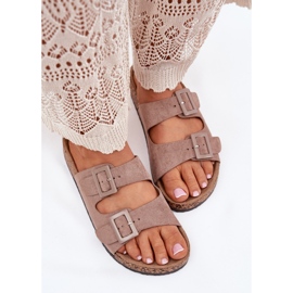 Papuci pentru femei pe o platformă de plută cu catarame întunecate bej 2 Papuci pentru femei pe o platformă de plută cu catarame întunecate bej 2