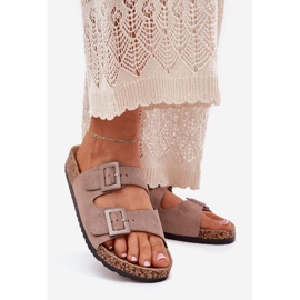 Papuci pentru femei pe o platformă de plută cu catarame întunecate bej 1 Papuci pentru femei pe o platformă de plută cu catarame întunecate bej 1