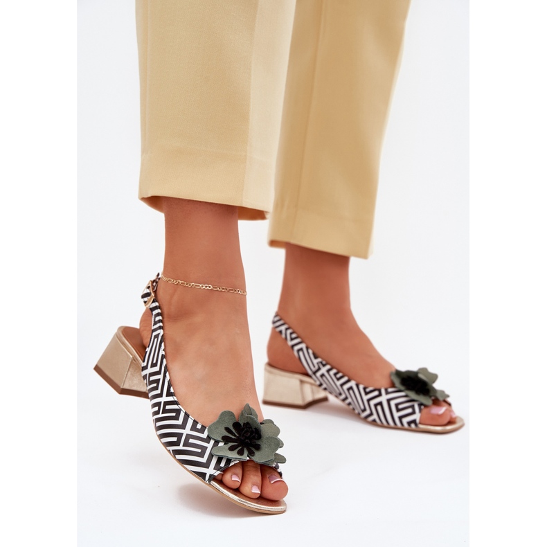 Sandale din piele pentru femei pe un bloc cu o floare decorativă Laura Messi 2973 Alb și negru 2 Sandale din piele pentru femei pe un bloc cu o floare decorativă Laura Messi 2973 Alb și negru 2