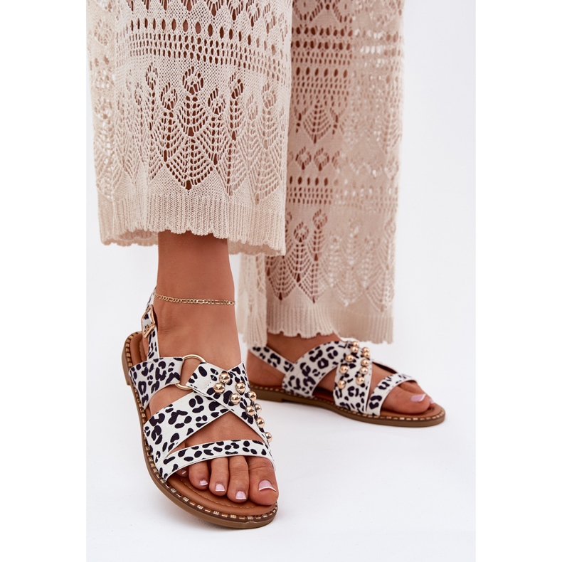 Sandale pentru femei cu toc plat cu știfturi albe aurii 2 Sandale pentru femei cu toc plat cu știfturi albe aurii 2