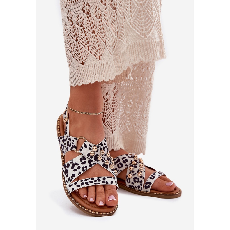 Sandale pentru femei cu toc plat cu știfturi albe aurii 1 Sandale pentru femei cu toc plat cu știfturi albe aurii 1