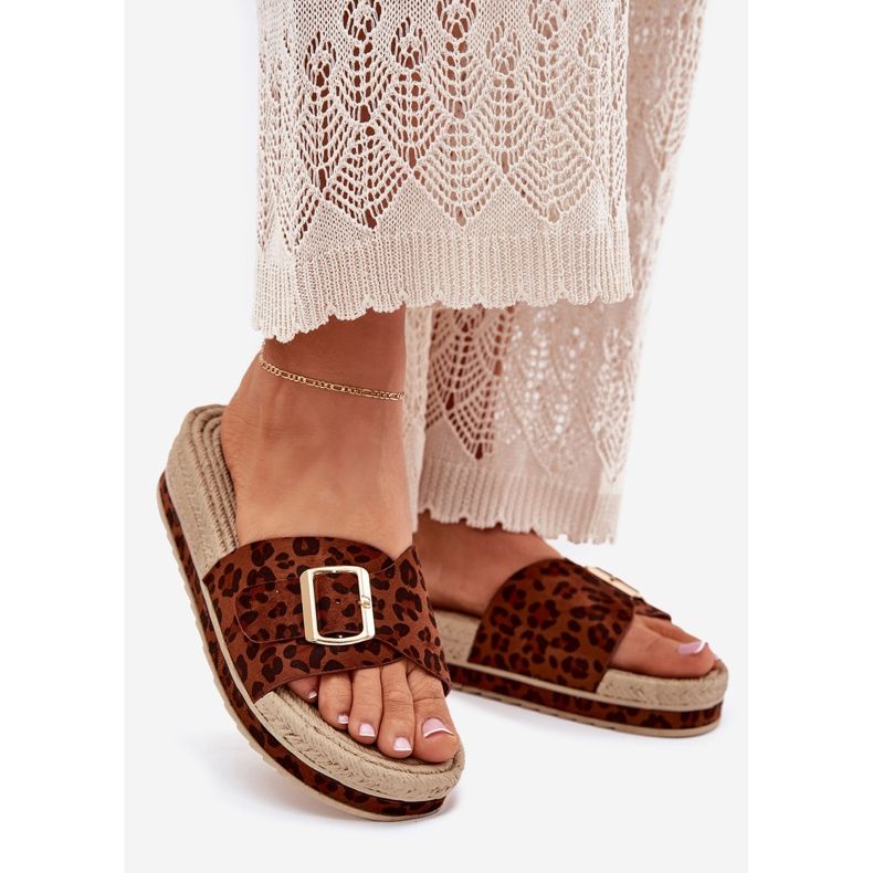 Flip -flops pentru femei pe platformă cu o cataramă de leopard auriu cu cataramă aurii maro 1 Flip -flops pentru femei pe platformă cu o cataramă de leopard auriu cu cataramă aurii maro 1