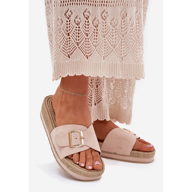 Papuci pentru femei pe platformă cu o clemă de aur bej 1 Papuci pentru femei pe platformă cu o clemă de aur bej 1