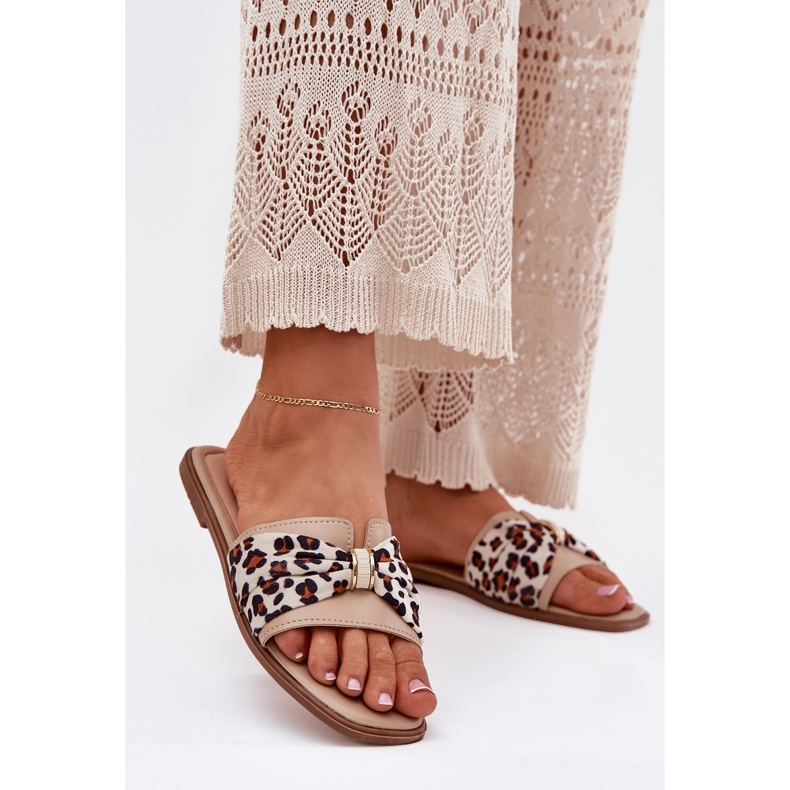 Flip -flops pentru femei cu un bej cu arc 2