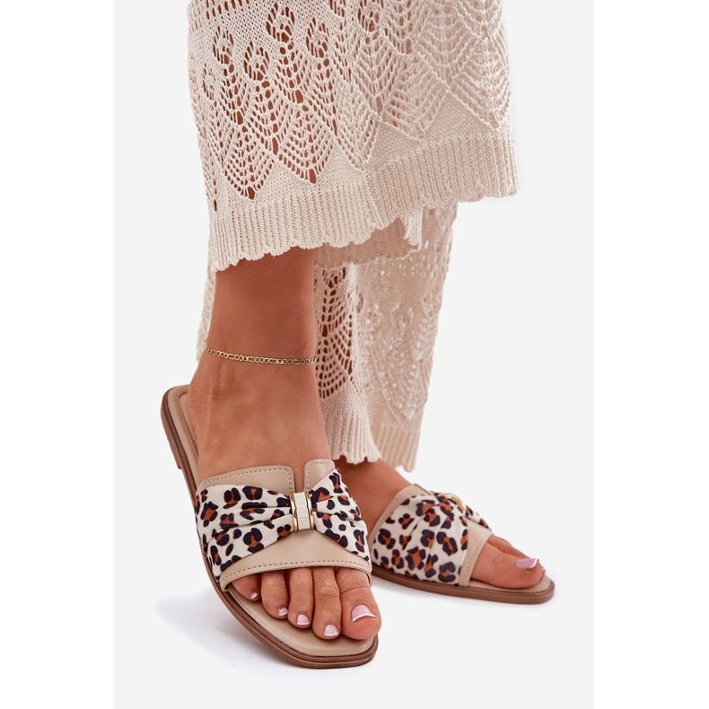 Flip -flops pentru femei cu un bej cu arc 1