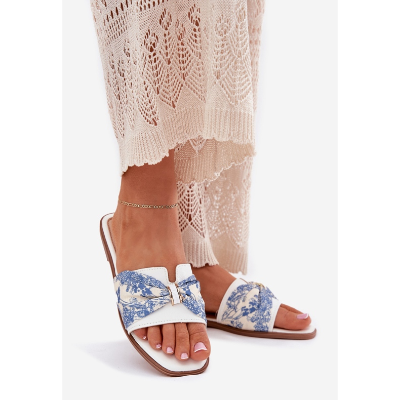 Flip -flop -uri pentru femei cu un arc alb 1