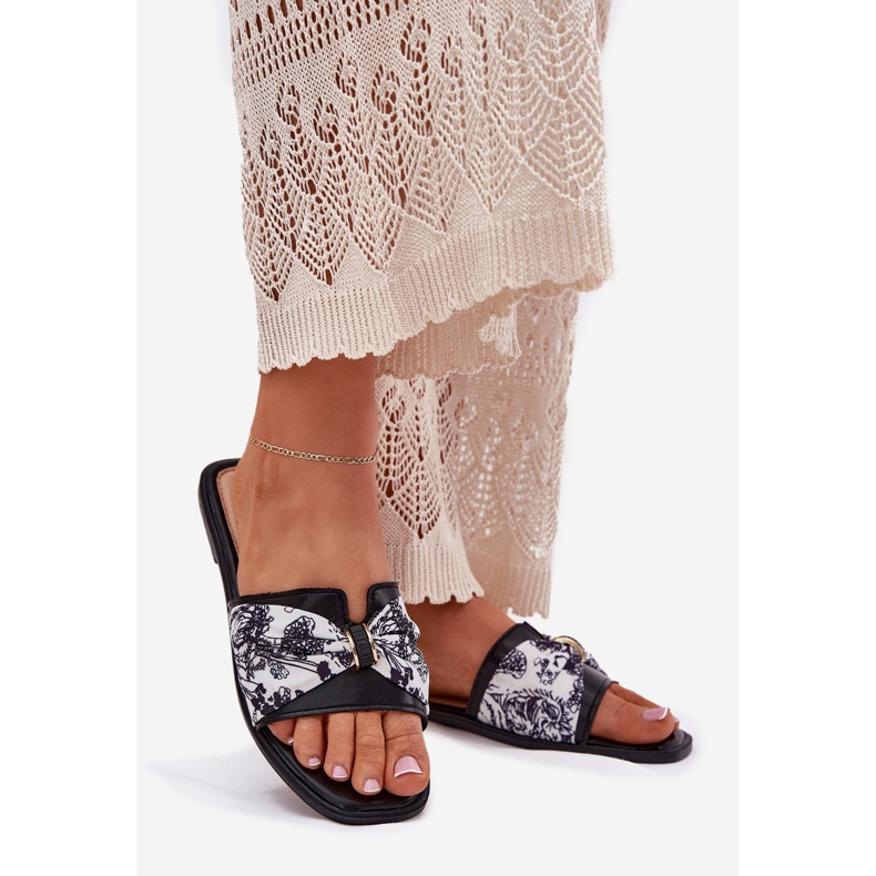 Flip -flop -uri pentru femei cu un arc negru 1