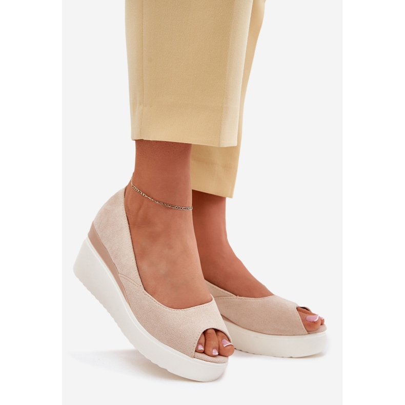 Sandale pentru femei pentru o pană cu eco din piele de căprioară bej 1 Sandale pentru femei pentru o pană cu eco din piele de căprioară bej 1