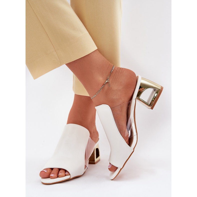 Flip -flops pentru femei pe postul alb 2