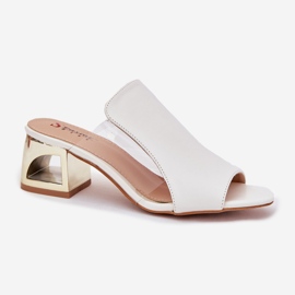 Flip -flops pentru femei pe postul alb 4