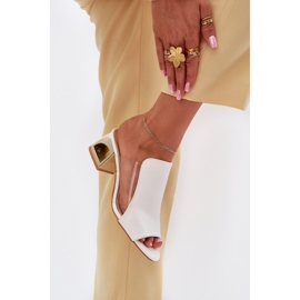 Flip -flops pentru femei pe postul alb 3