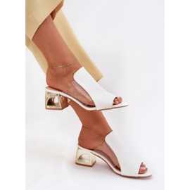 Flip -flops pentru femei pe postul alb 6
