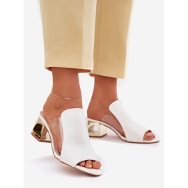 Flip -flops pentru femei pe postul alb 1