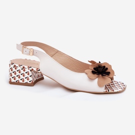 Sandale din piele pentru femei pe un bloc cu o floare decorativă Laura Messi 2973 Alb 4