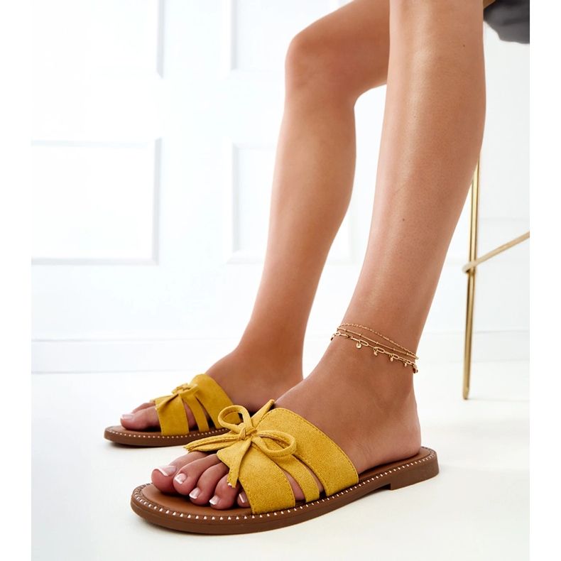 Flip -flops galben cu arc și decor la margini 1