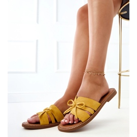 Flip -flops galben cu arc și decor la margini 2