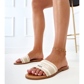 Flip -flops bej cu o curea brodată 1