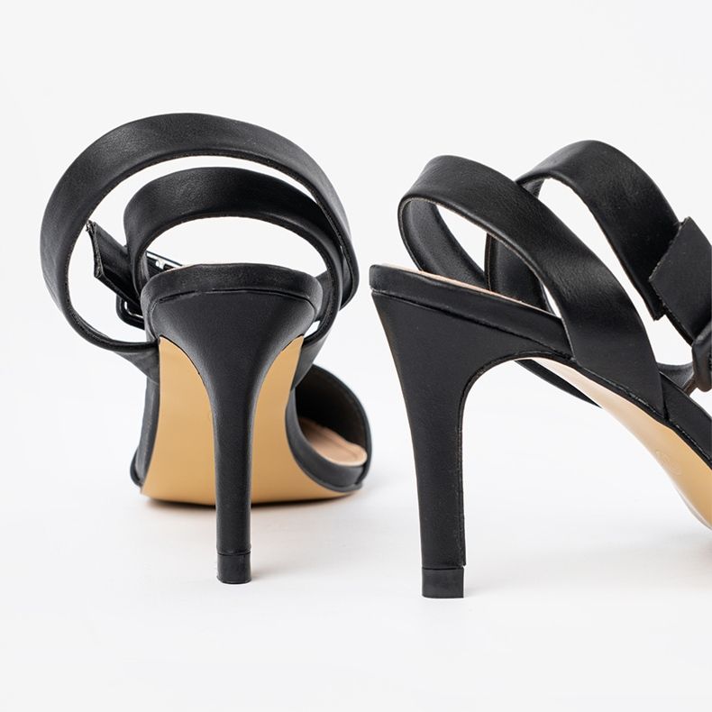 Pompe negre pe un toc înalt negru 2