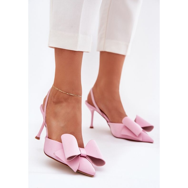 Tocuri înalte cu tocuri goale și un arc roz 2