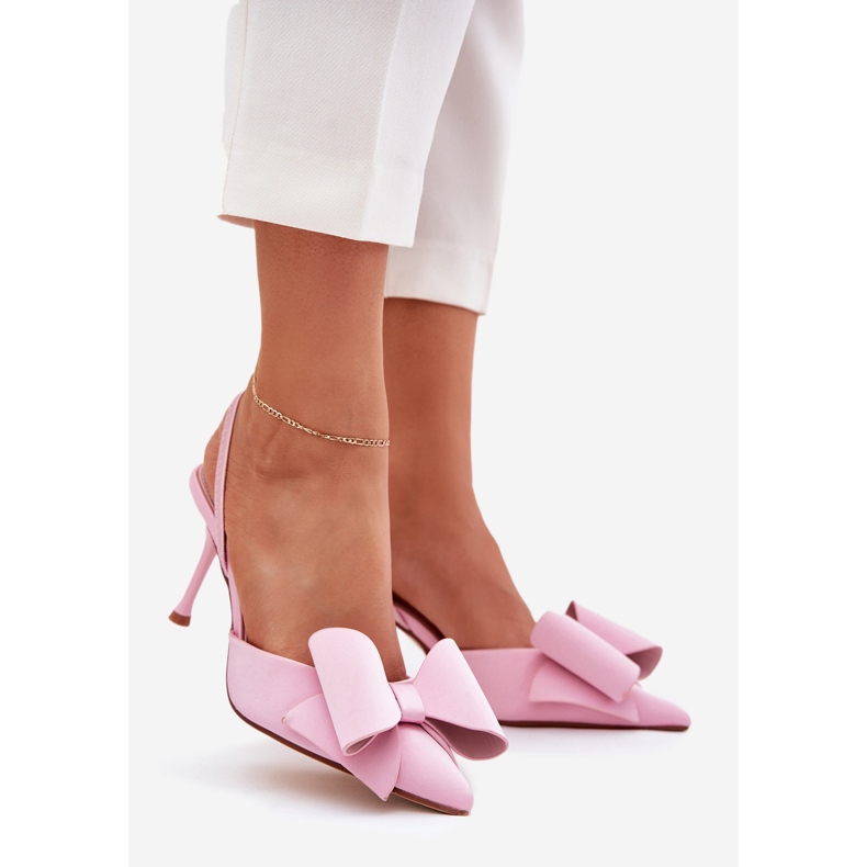 Tocuri înalte cu tocuri goale și un arc roz 1