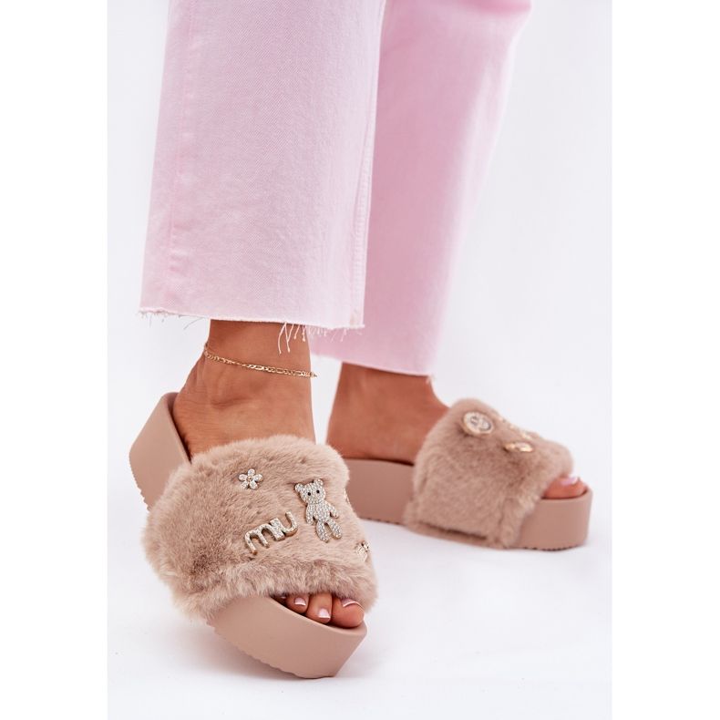 Flip -flops pentru femei pe platformă cu blană și pini de aur bej 2