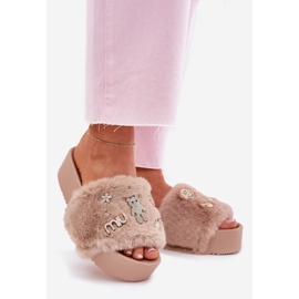 Flip -flops pentru femei pe platformă cu blană și pini de aur bej 1