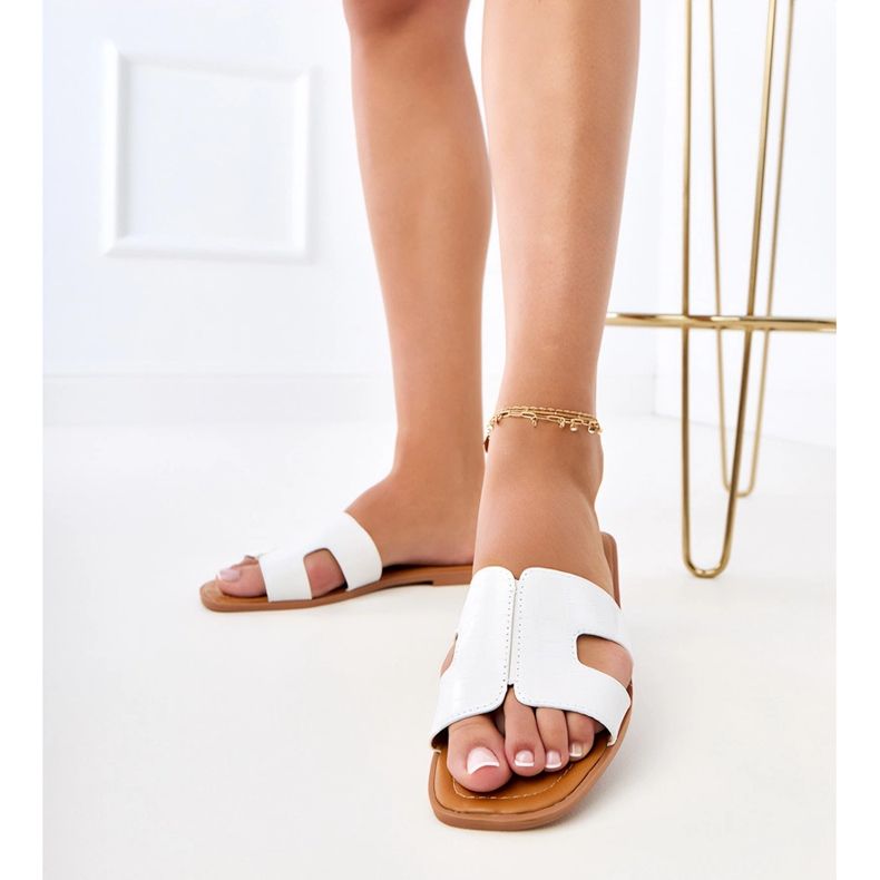 Clapele albe pe o talpă plană cu apăsare 2