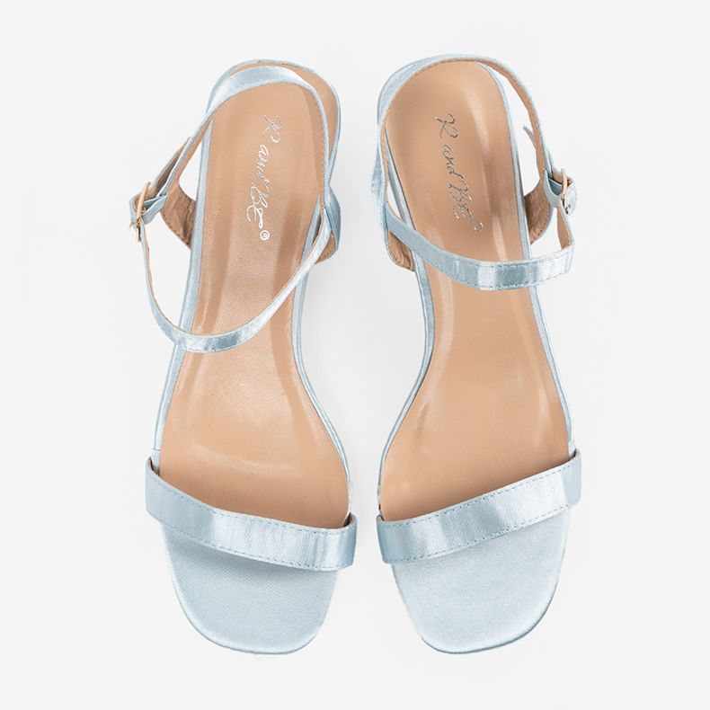 Sandale albastre pe un stâlp albastru 1