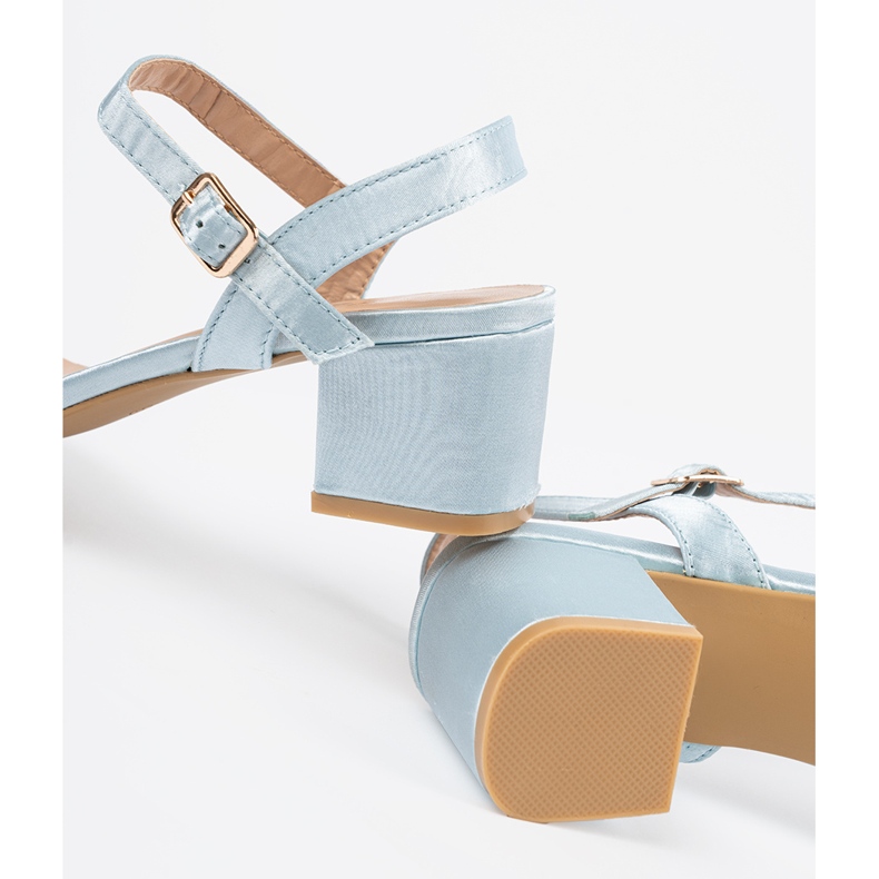 Sandale albastre pe un stâlp albastru 2