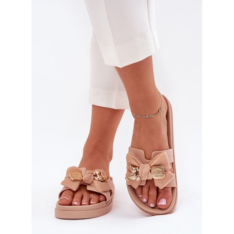 Papuci pentru femei cu arc și o broșă de aur bej 2 Papuci pentru femei cu arc și o broșă de aur bej 2