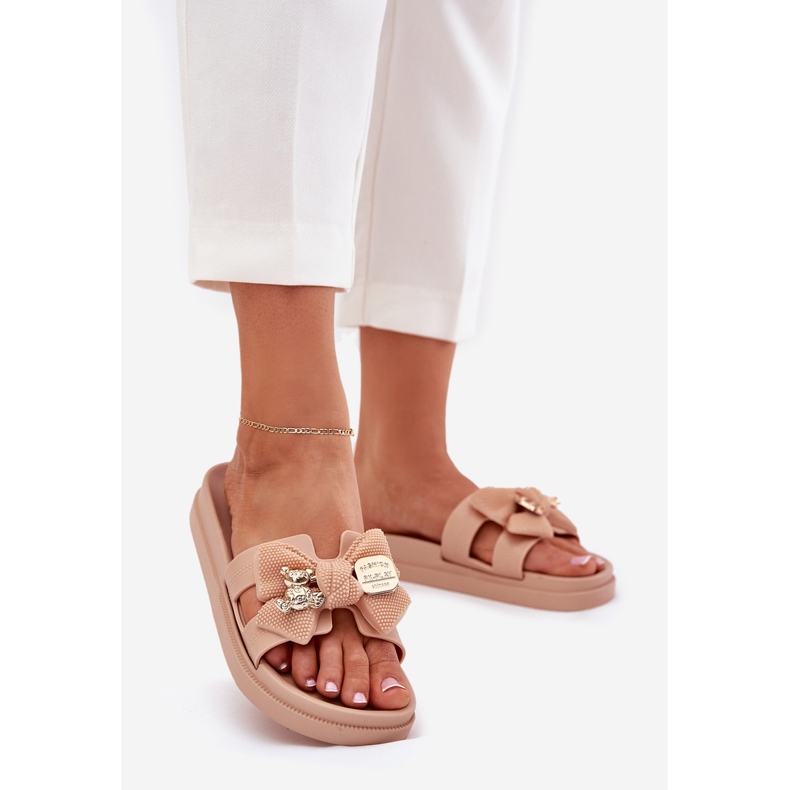 Papuci pentru femei cu arc și o broșă de aur bej 1 Papuci pentru femei cu arc și o broșă de aur bej 1