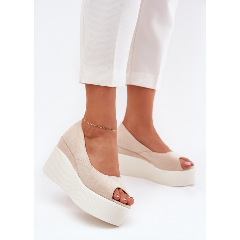 Sandale pentru femei pe pană și platformă bej ușoară 2