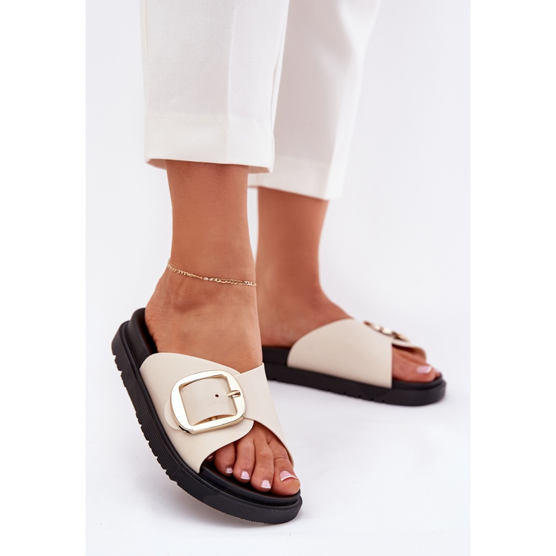 Papuci pentru femei pe platformă cu o clemă de aur bej 2 Papuci pentru femei pe platformă cu o clemă de aur bej 2