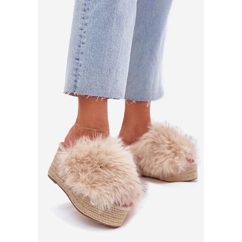 Pâinea femeilor cu pană cu blană și bej împletit 1 Pâinea femeilor cu pană cu blană și bej împletit 1