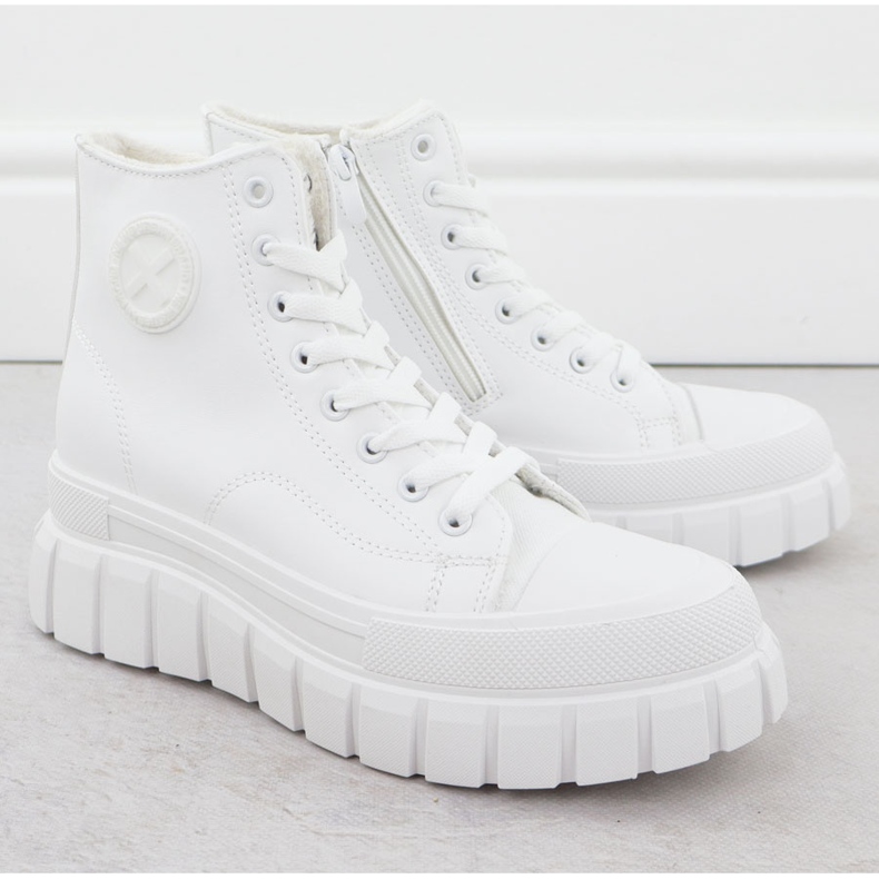 News Adidaje înalte izolate pe platforma de știri albe 9152 2