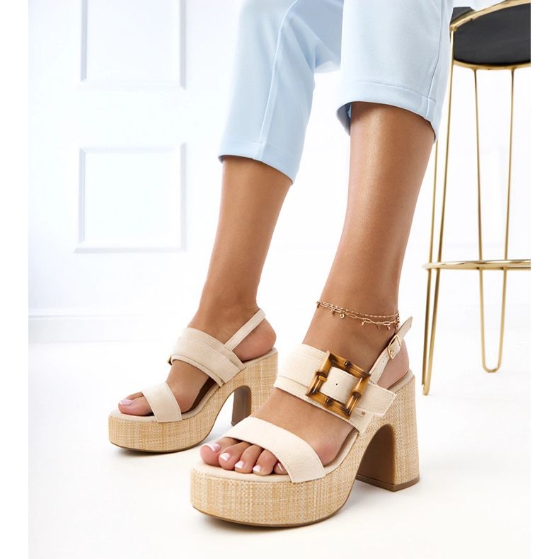 Sandale bej pe postul decorat cu clemă Eleva 1 Sandale bej pe postul decorat cu clemă Eleva 1