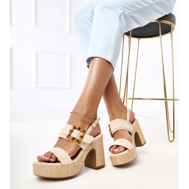 Sandale bej pe postul decorat cu clemă Eleva 2 Sandale bej pe postul decorat cu clemă Eleva 2