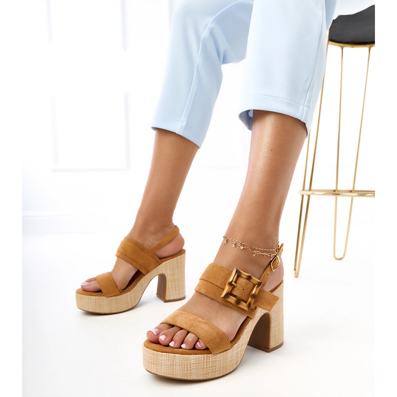 Sandale maro pe post decorat cu clemă Eleva 1