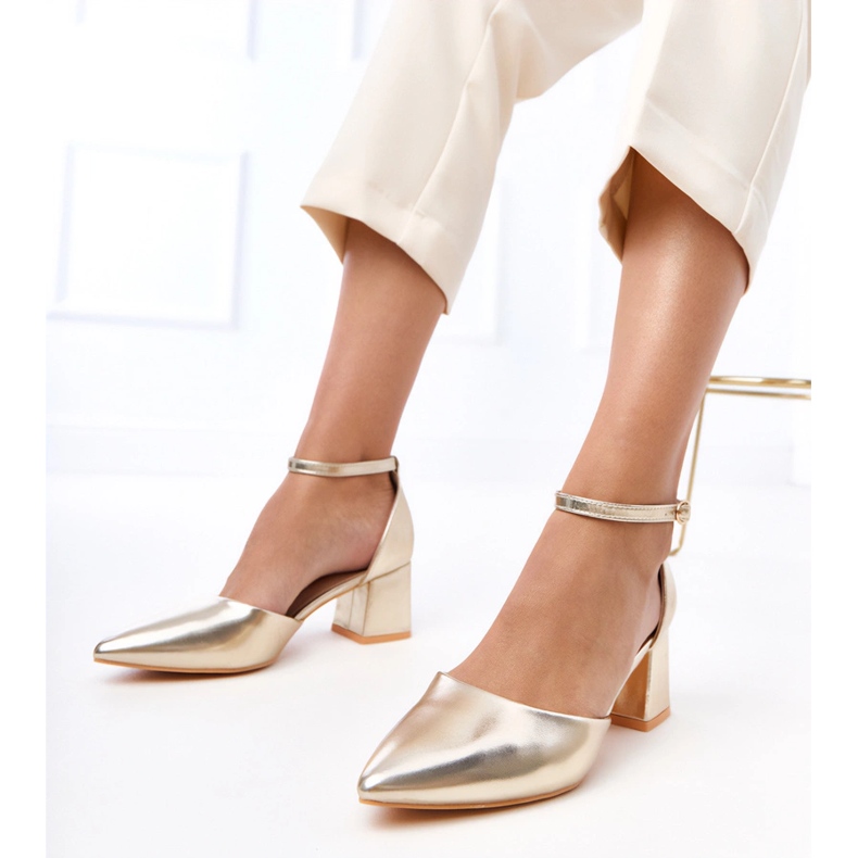 Pompe de aur pe stâlpul fixat pe cuburile Keris 1