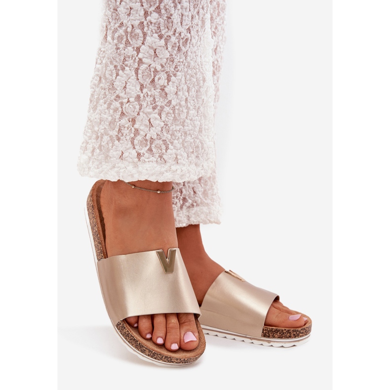 Boto Flip -flops pentru femei pe o platformă de plută cu un detaliu decorativ al vessira de aur 1