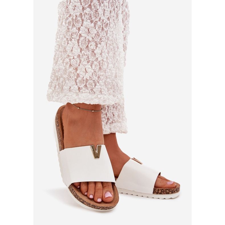 Boto Flip -flops pentru femei pe o platformă de plută cu un detaliu decorativ al Vessira albă 1